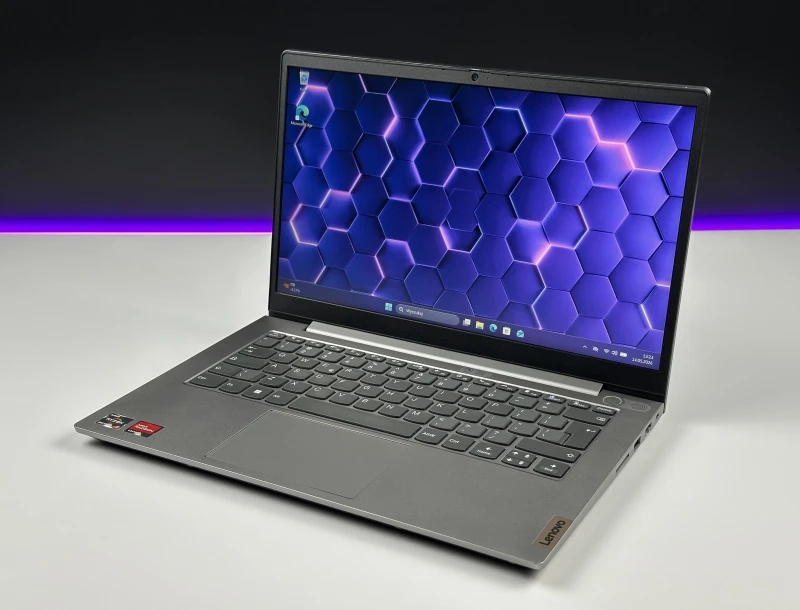 Lenovo ThinkBook 14 G3 ACL - procesor Ryzen 7 5700U, 36GB/512GB – wydajny laptop biznesowy z Radeon Graphics i czytnikiem linii papilarnych.