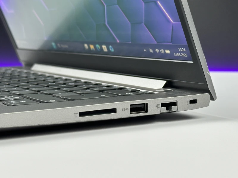 Lenovo ThinkBook 14 G3 ACL - procesor Ryzen 7 5700U, 36GB/512GB – wydajny laptop biznesowy z Radeon Graphics i czytnikiem linii papilarnych.