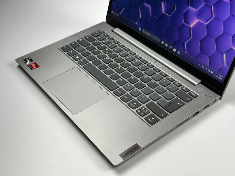 Lenovo ThinkBook 14 G3 ACL - procesor Ryzen 7 5700U, 36GB/512GB – wydajny laptop biznesowy z Radeon Graphics i czytnikiem linii papilarnych.