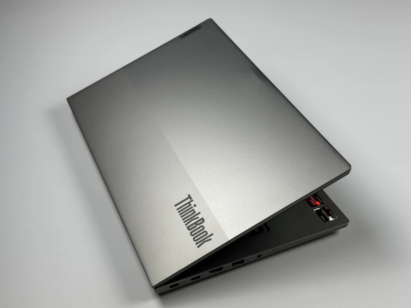 Lenovo ThinkBook 14 G3 ACL - procesor Ryzen 7 5700U, 36GB/512GB – wydajny laptop biznesowy z Radeon Graphics i czytnikiem linii papilarnych.
