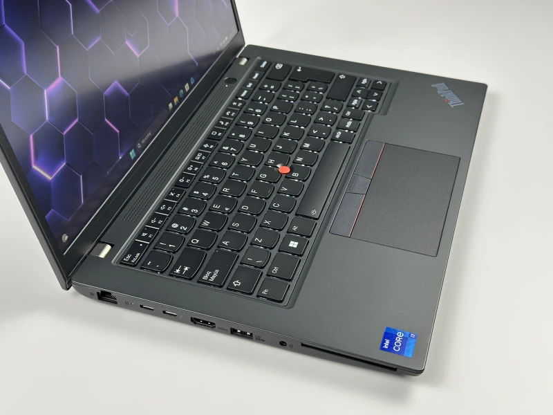 Lenovo ThinkPad L14 Gen 4 - nowoczesny laptop biznesowy z wydajnym procesorem Intel 13. generacji, idealny do pracy biurowej i mobilnej.