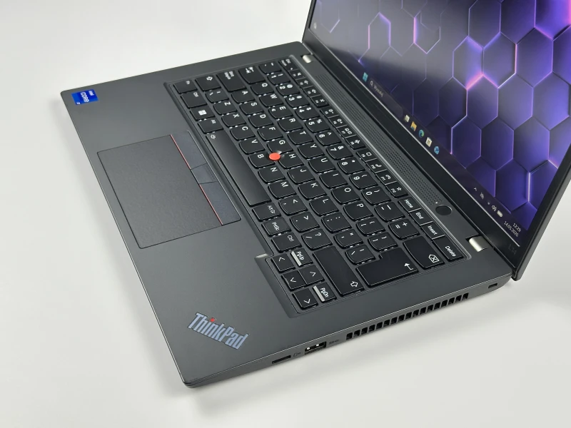 Lenovo ThinkPad L14 Gen 4 - nowoczesny laptop biznesowy z wydajnym procesorem Intel 13. generacji, idealny do pracy biurowej i mobilnej.
