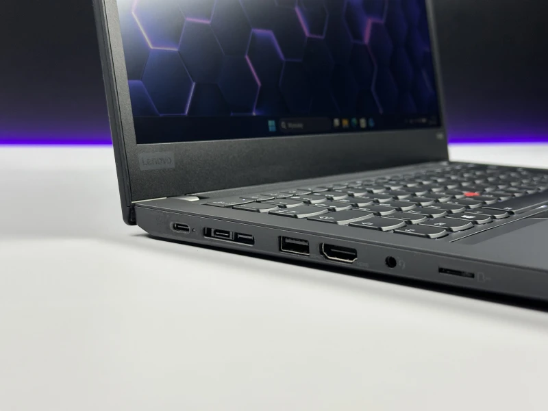 Lenovo ThinkPad T490 – niezawodność i wydajność! i5-8365U, matryca FHD i legendarna jakość ThinkPad dla komfortowej pracy każdego dnia.