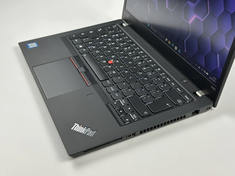 Lenovo ThinkPad T490 – niezawodność i wydajność! i5-8365U, matryca FHD i legendarna jakość ThinkPad dla komfortowej pracy każdego dnia.