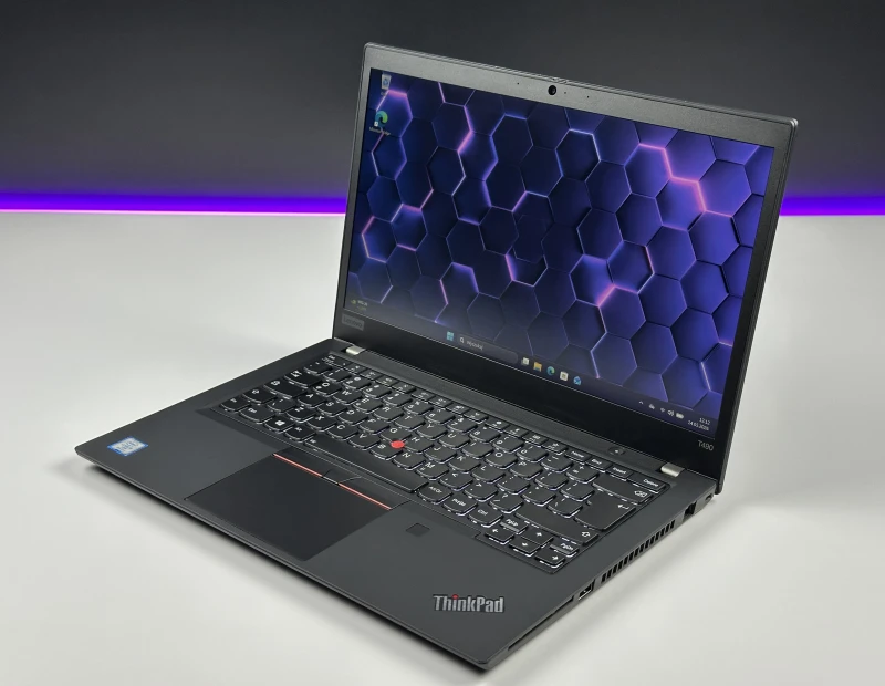 Lenovo ThinkPad T490 – niezawodność i wydajność! i5-8365U, matryca FHD i legendarna jakość ThinkPad dla komfortowej pracy każdego dnia.