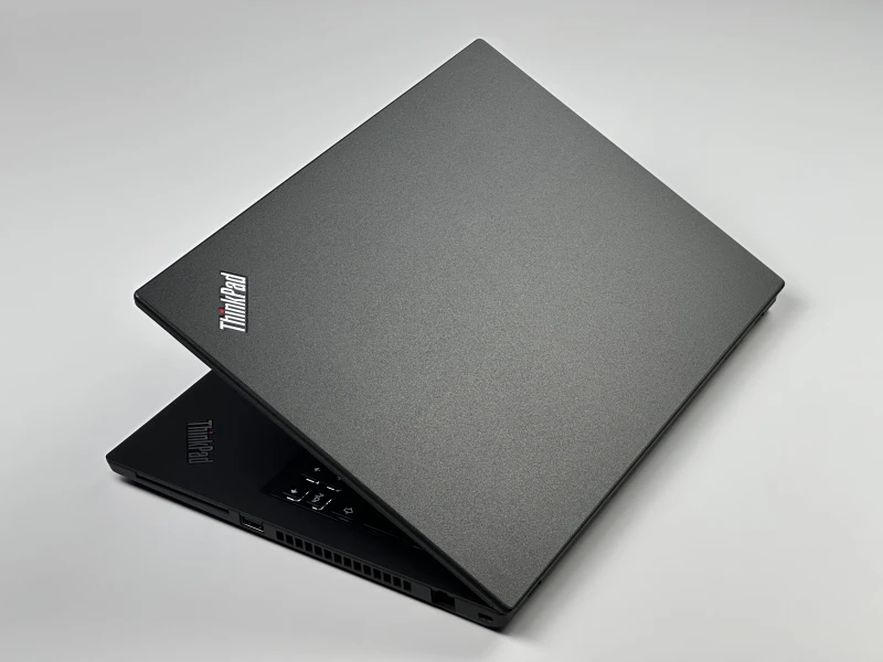 Lenovo ThinkPad T490 – niezawodność i wydajność! i5-8365U, matryca FHD i legendarna jakość ThinkPad dla komfortowej pracy każdego dnia.