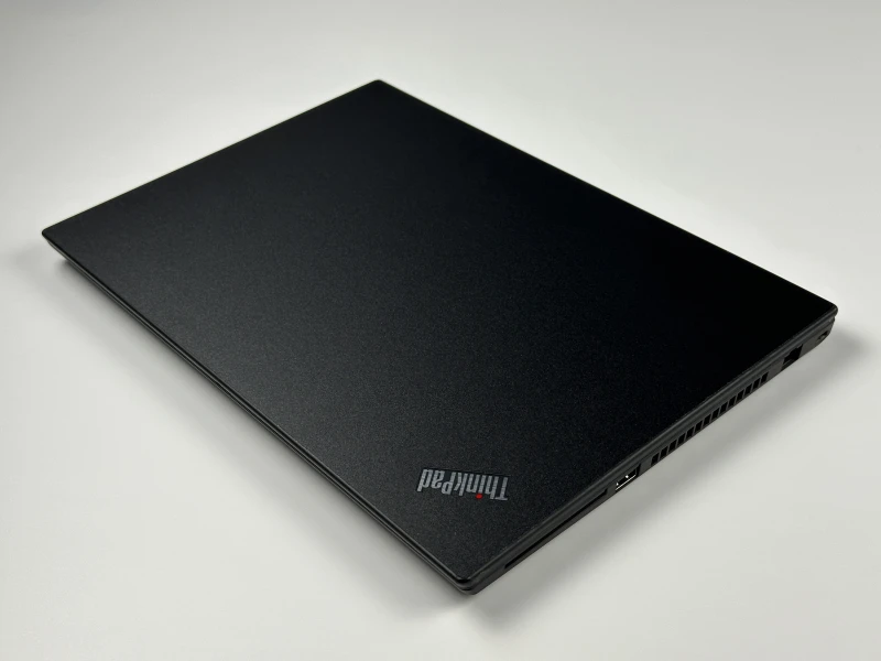 Lenovo ThinkPad T490 – niezawodność i wydajność! i5-8365U, matryca FHD i legendarna jakość ThinkPad dla komfortowej pracy każdego dnia.