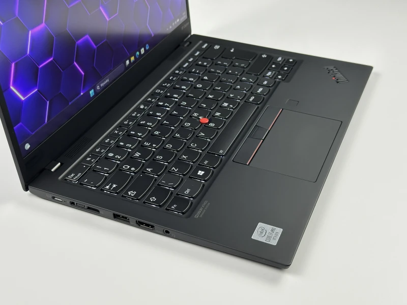 Lenovo ThinkPad X1 Carbon Gen 8 z i7-10610U i matrycą FHD – ultralekki laptop, stworzony z myślą o mobilnej pracy i wymagających użytkownikach.