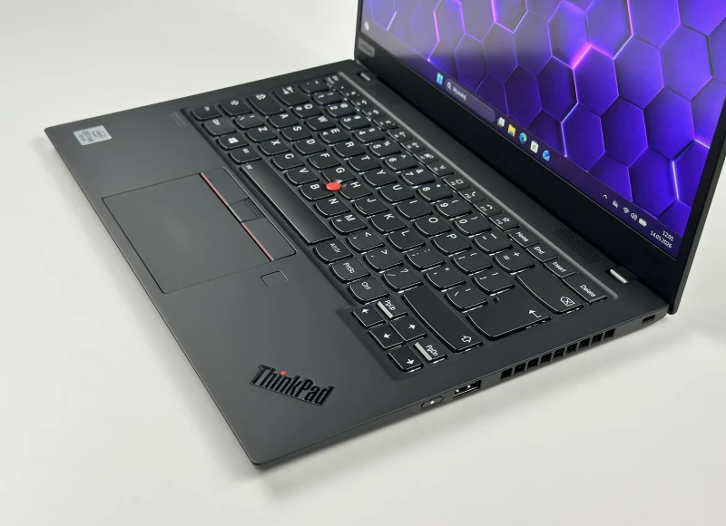 Lenovo ThinkPad X1 Carbon Gen 8 z i7-10610U i matrycą FHD – ultralekki laptop, stworzony z myślą o mobilnej pracy i wymagających użytkownikach.