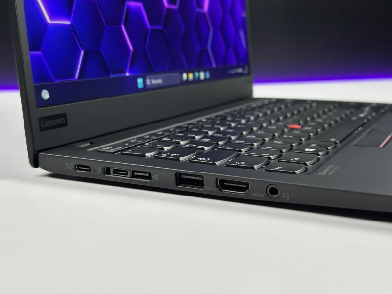 Lenovo ThinkPad X1 Carbon Gen 8 z i7-10610U i matrycą FHD – ultralekki laptop, stworzony z myślą o mobilnej pracy i wymagających użytkownikach.