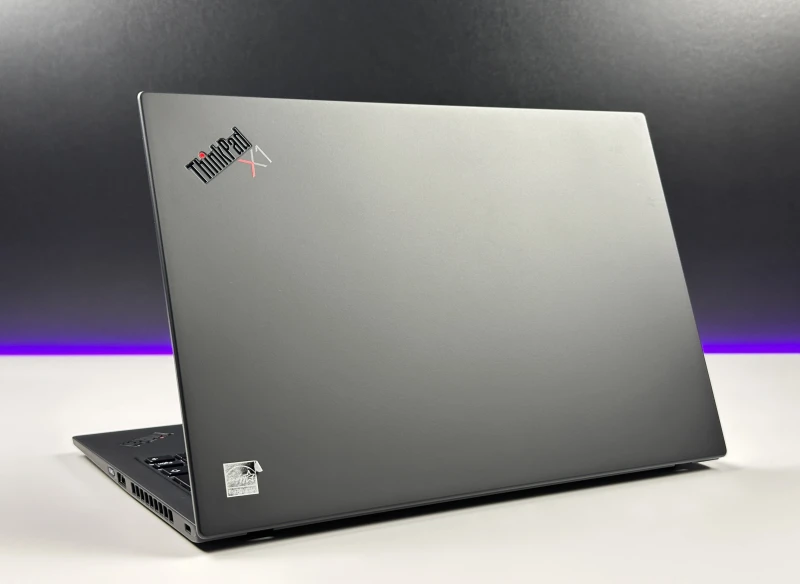 Lenovo ThinkPad X1 Carbon Gen 8 z i7-10610U i matrycą FHD – ultralekki laptop, stworzony z myślą o mobilnej pracy i wymagających użytkownikach.