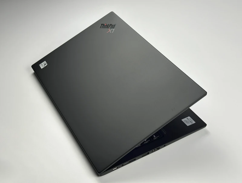 Lenovo ThinkPad X1 Carbon Gen 8 z i7-10610U i matrycą FHD – ultralekki laptop, stworzony z myślą o mobilnej pracy i wymagających użytkownikach.