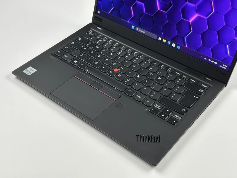 Lenovo ThinkPad X1 Carbon Gen 8 z i7-10610U i matrycą FHD – ultralekki laptop, stworzony z myślą o mobilnej pracy i wymagających użytkownikach.