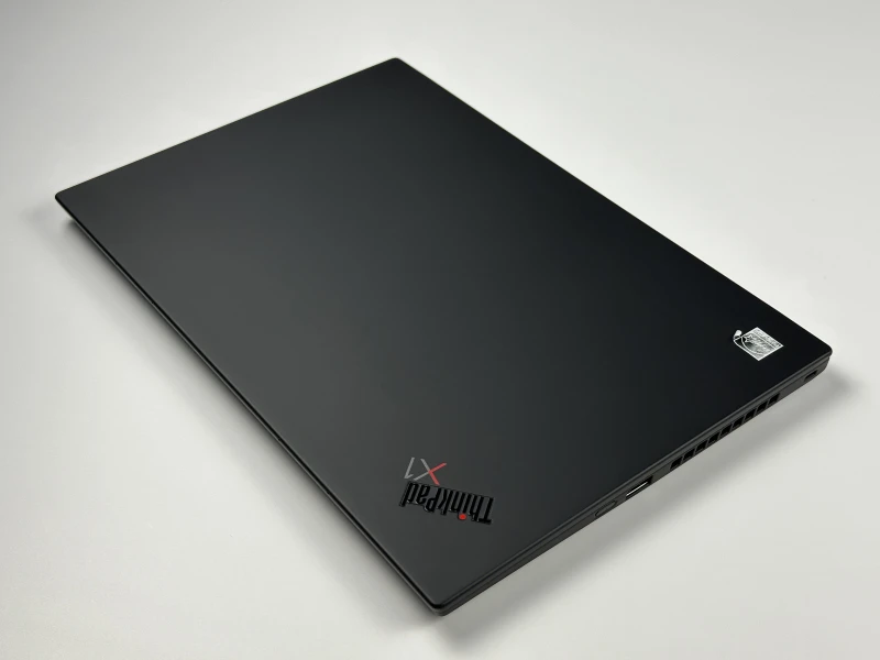 Lenovo ThinkPad X1 Carbon Gen 8 z i7-10610U i matrycą FHD – ultralekki laptop, stworzony z myślą o mobilnej pracy i wymagających użytkownikach.