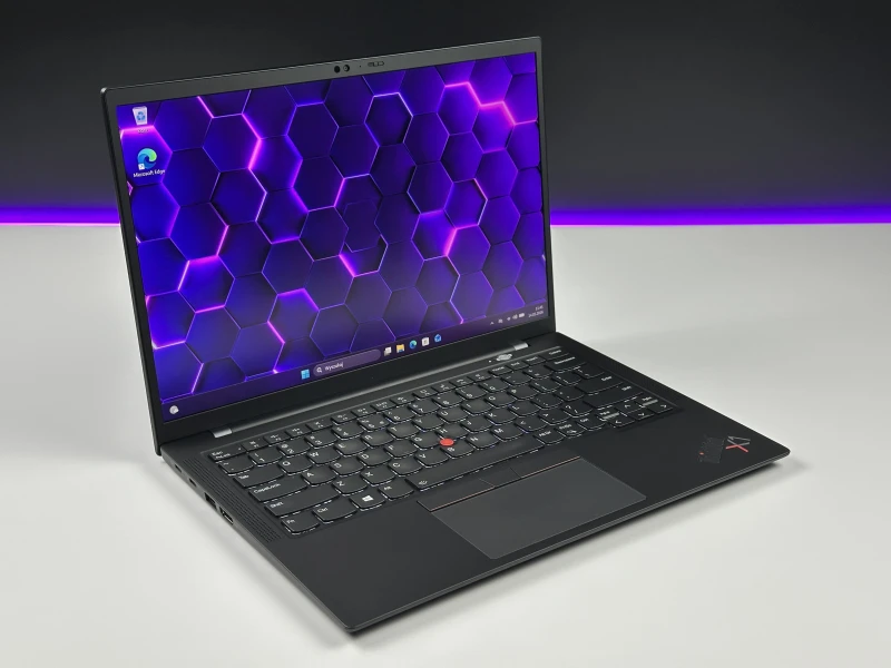 Lenovo ThinkPad X1 Carbon Gen 9 i7-1185G7, 16GB, 14" FHD+ – ultralekki laptop biznesowy z podświetlaną klawiaturą US i obsługą polskich znaków.