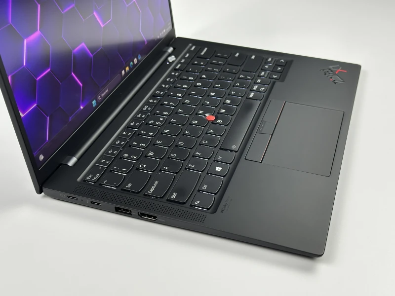 Lenovo ThinkPad X1 Carbon Gen 9 i7-1185G7, 16GB, 14" FHD+ – ultralekki laptop biznesowy z podświetlaną klawiaturą US i obsługą polskich znaków.