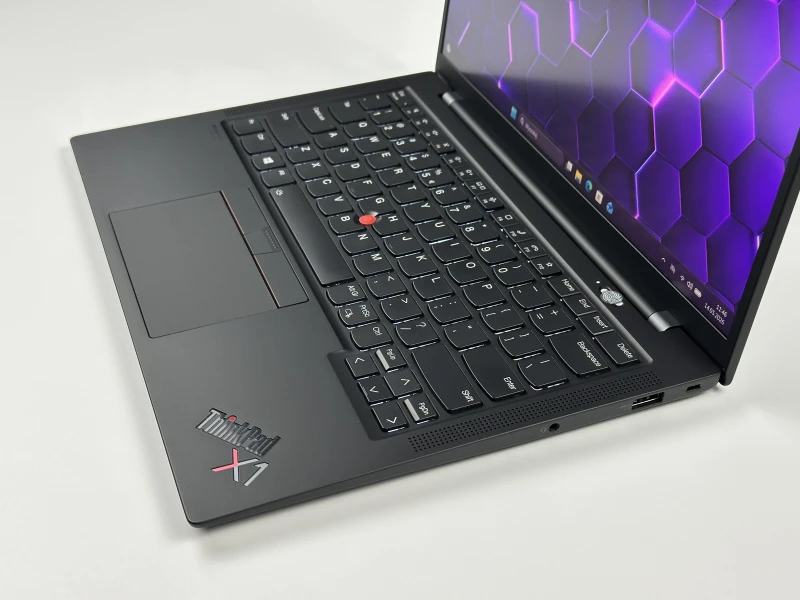 Lenovo ThinkPad X1 Carbon Gen 9 i7-1185G7, 16GB, 14" FHD+ – ultralekki laptop biznesowy z podświetlaną klawiaturą US i obsługą polskich znaków.