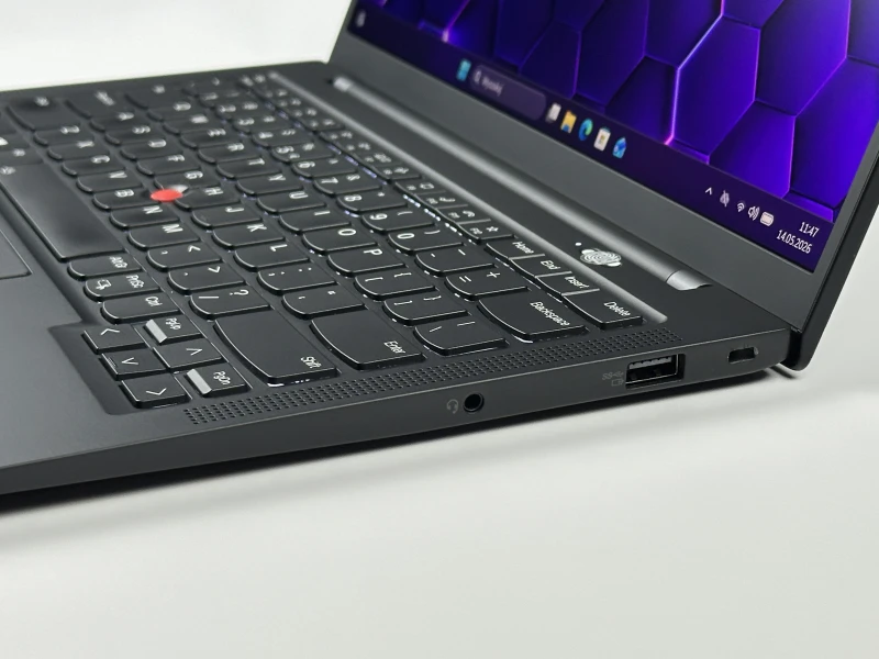 Lenovo ThinkPad X1 Carbon Gen 9 i7-1185G7, 16GB, 14" FHD+ – ultralekki laptop biznesowy z podświetlaną klawiaturą US i obsługą polskich znaków.