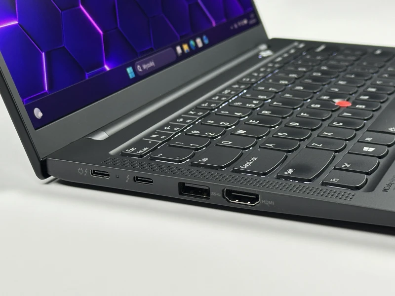 Lenovo ThinkPad X1 Carbon Gen 9 i7-1185G7, 16GB, 14" FHD+ – ultralekki laptop biznesowy z podświetlaną klawiaturą US i obsługą polskich znaków.