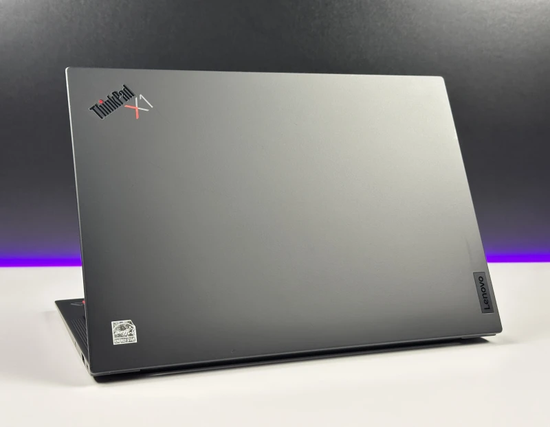 Lenovo ThinkPad X1 Carbon Gen 9 i7-1185G7, 16GB, 14" FHD+ – ultralekki laptop biznesowy z podświetlaną klawiaturą US i obsługą polskich znaków.