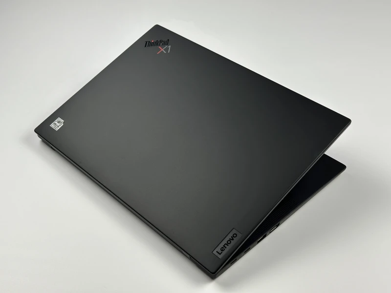 Lenovo ThinkPad X1 Carbon Gen 9 i7-1185G7, 16GB, 14" FHD+ – ultralekki laptop biznesowy z podświetlaną klawiaturą US i obsługą polskich znaków.