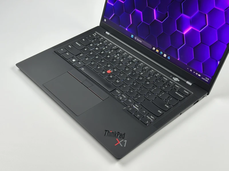 Lenovo ThinkPad X1 Carbon Gen 9 i7-1185G7, 16GB, 14" FHD+ – ultralekki laptop biznesowy z podświetlaną klawiaturą US i obsługą polskich znaków.
