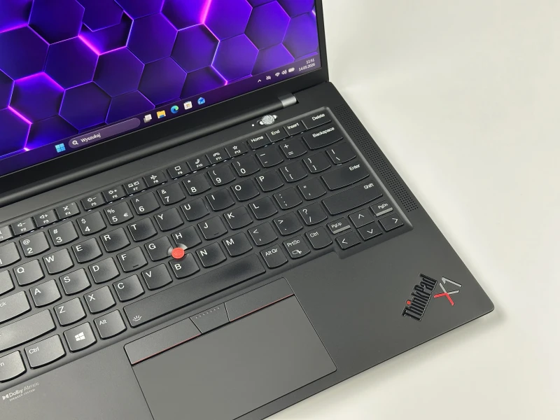 Lenovo ThinkPad X1 Carbon Gen 9 i7-1185G7, 16GB, 14" FHD+ – ultralekki laptop biznesowy z podświetlaną klawiaturą US i obsługą polskich znaków.