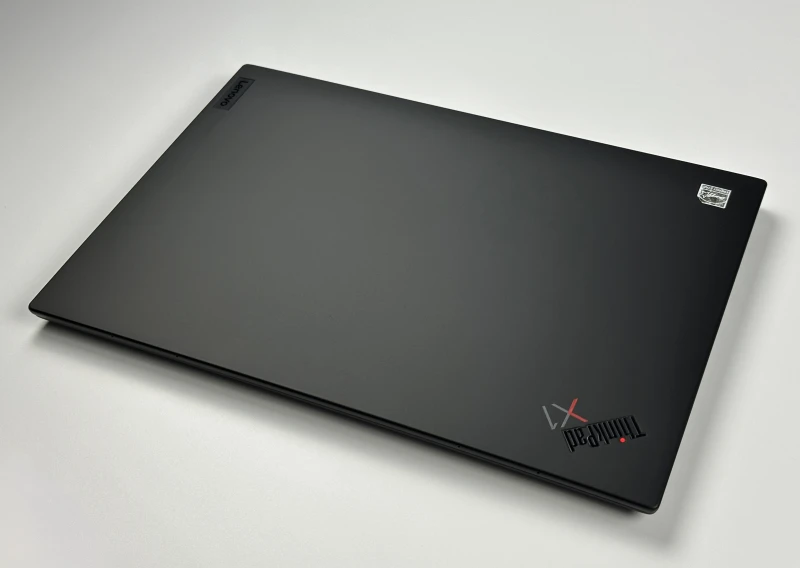 Lenovo ThinkPad X1 Carbon Gen 9 i7-1185G7, 16GB, 14" FHD+ – ultralekki laptop biznesowy z podświetlaną klawiaturą US i obsługą polskich znaków.