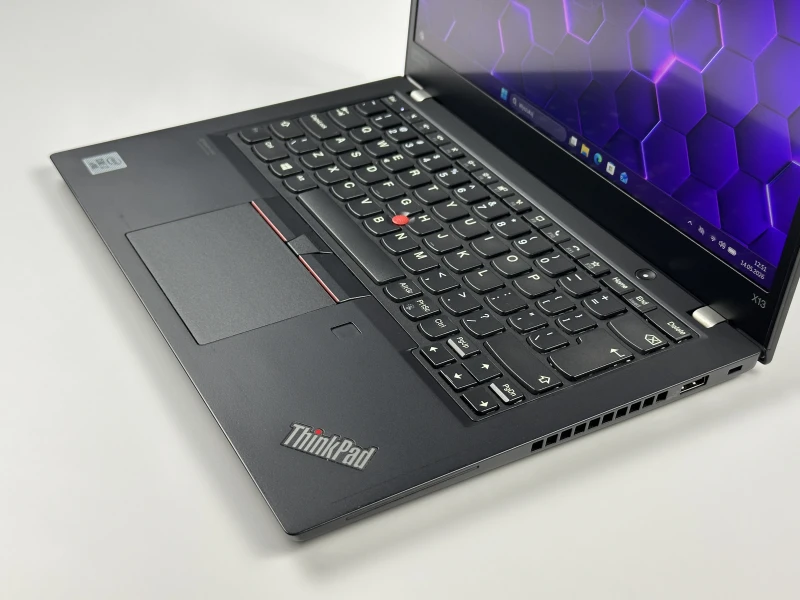 Lenovo ThinkPad X13 Gen 1 i7-10610U, 16GB RAM, dotykowy ekran 13,3" FHD   – kompaktowy laptop biznesowy do pracy mobilnej i codziennej.