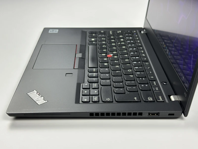 Lenovo ThinkPad X13 Gen 1 i7-10610U, 16GB RAM, dotykowy ekran 13,3" FHD   – kompaktowy laptop biznesowy do pracy mobilnej i codziennej.