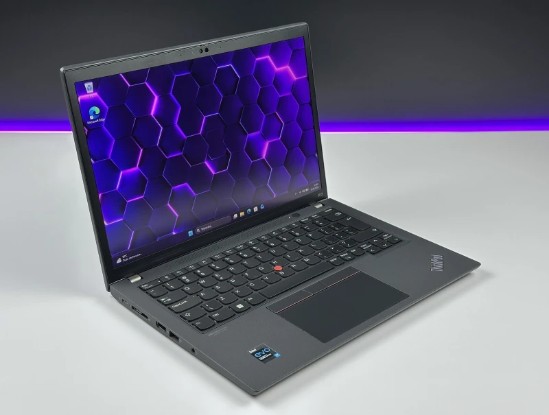 Lenovo ThinkPad X13 Gen 2 - i7-1185G7, 13.3" FHD+ dotyk. Kompaktowy laptop do pracy mobilnej, oferujący wysoką wydajność i komfort obsługi.