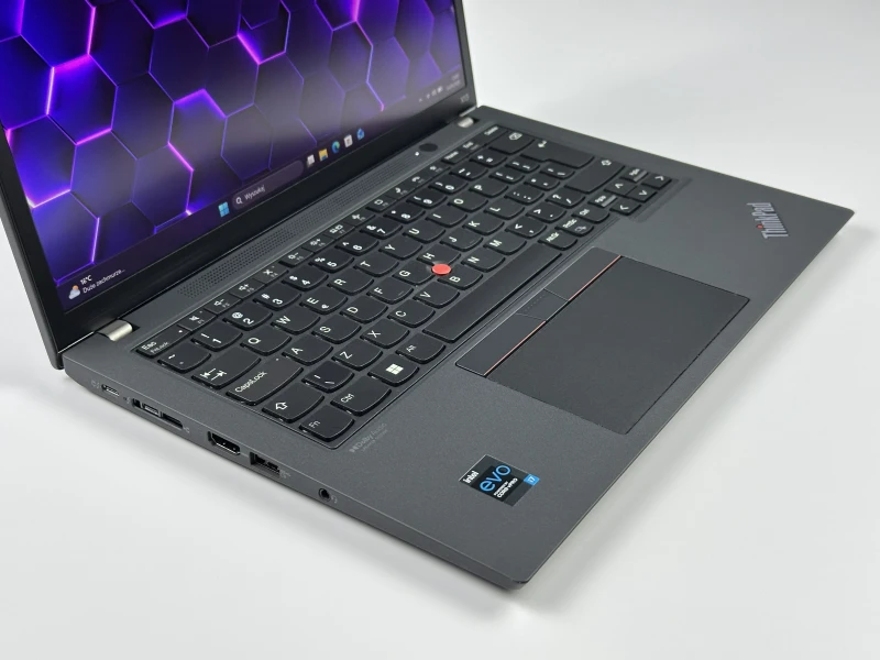 Lenovo ThinkPad X13 Gen 2 - i7-1185G7, 13.3" FHD+ dotyk. Kompaktowy laptop do pracy mobilnej, oferujący wysoką wydajność i komfort obsługi.