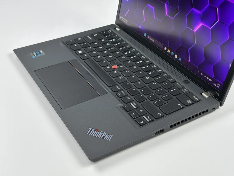Lenovo ThinkPad X13 Gen 2 - i7-1185G7, 13.3" FHD+ dotyk. Kompaktowy laptop do pracy mobilnej, oferujący wysoką wydajność i komfort obsługi.