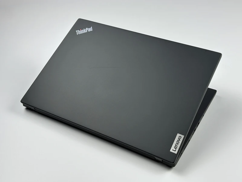 Lenovo ThinkPad X13 Gen 2 - i7-1185G7, 13.3" FHD+ dotyk. Kompaktowy laptop do pracy mobilnej, oferujący wysoką wydajność i komfort obsługi.