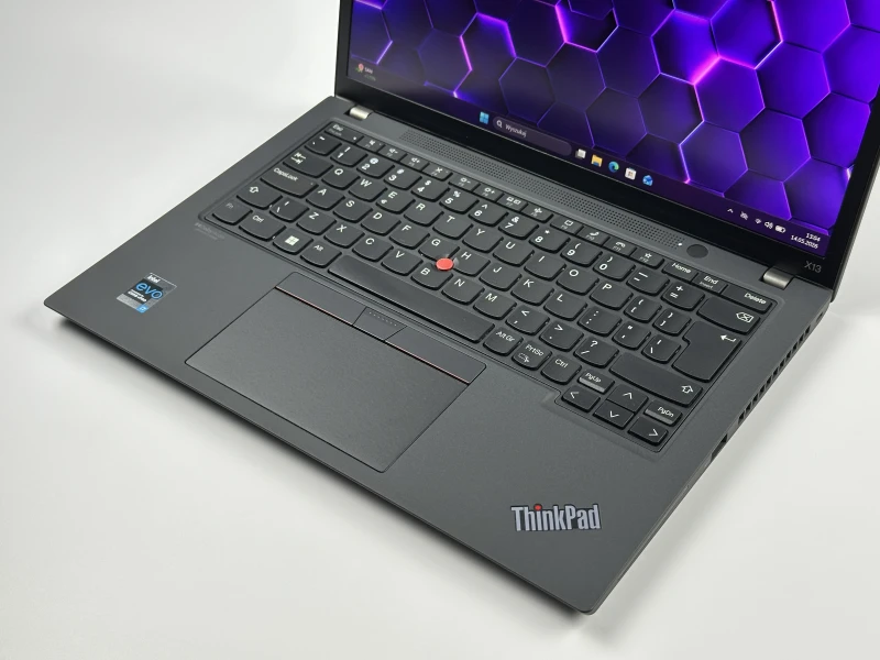 Lenovo ThinkPad X13 Gen 2 - i7-1185G7, 13.3" FHD+ dotyk. Kompaktowy laptop do pracy mobilnej, oferujący wysoką wydajność i komfort obsługi.