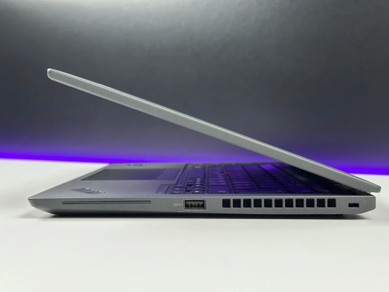 Lenovo ThinkPad X13 Gen 2 - i7-1185G7, 13.3" FHD+ dotyk. Kompaktowy laptop do pracy mobilnej, oferujący wysoką wydajność i komfort obsługi.