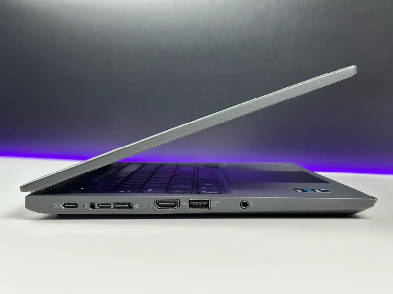 Lenovo ThinkPad X13 Gen 2 - i7-1185G7, 13.3" FHD+ dotyk. Kompaktowy laptop do pracy mobilnej, oferujący wysoką wydajność i komfort obsługi.