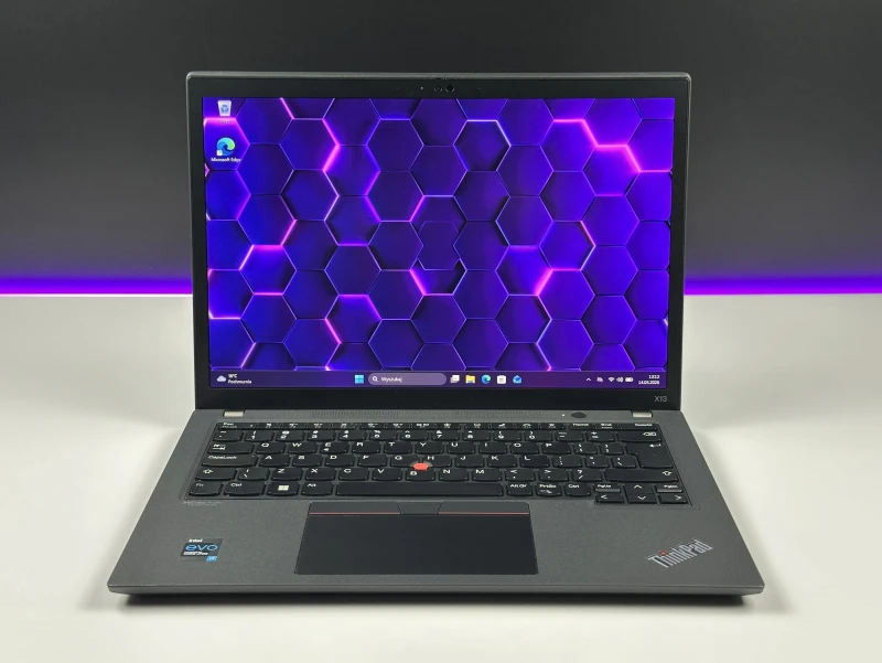 Lenovo ThinkPad X13 Gen 2 - i7-1185G7, 13.3" FHD+ dotyk. Kompaktowy laptop do pracy mobilnej, oferujący wysoką wydajność i komfort obsługi.