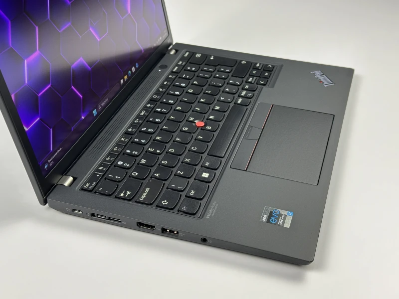 Lenovo ThinkPad X13 Gen 2 - i7-1185G7, 13.3" FHD+ dotyk. Kompaktowy laptop do pracy mobilnej, oferujący wysoką wydajność i komfort obsługi.
