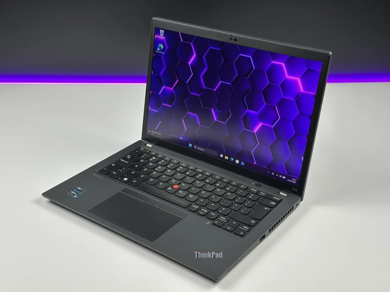 Lenovo ThinkPad X13 Gen 2 - i7-1185G7, 13.3" FHD+ dotyk. Kompaktowy laptop do pracy mobilnej, oferujący wysoką wydajność i komfort obsługi.