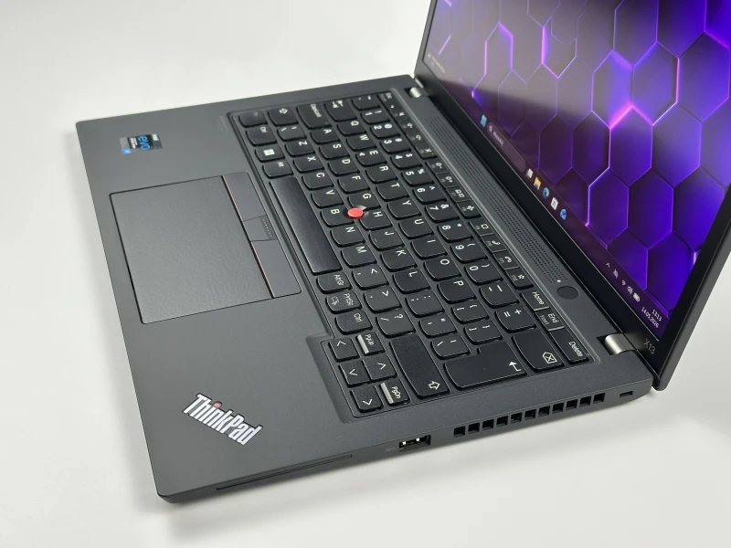 Lenovo ThinkPad X13 Gen 2 - i7-1185G7, 13.3" FHD+ dotyk. Kompaktowy laptop do pracy mobilnej, oferujący wysoką wydajność i komfort obsługi.