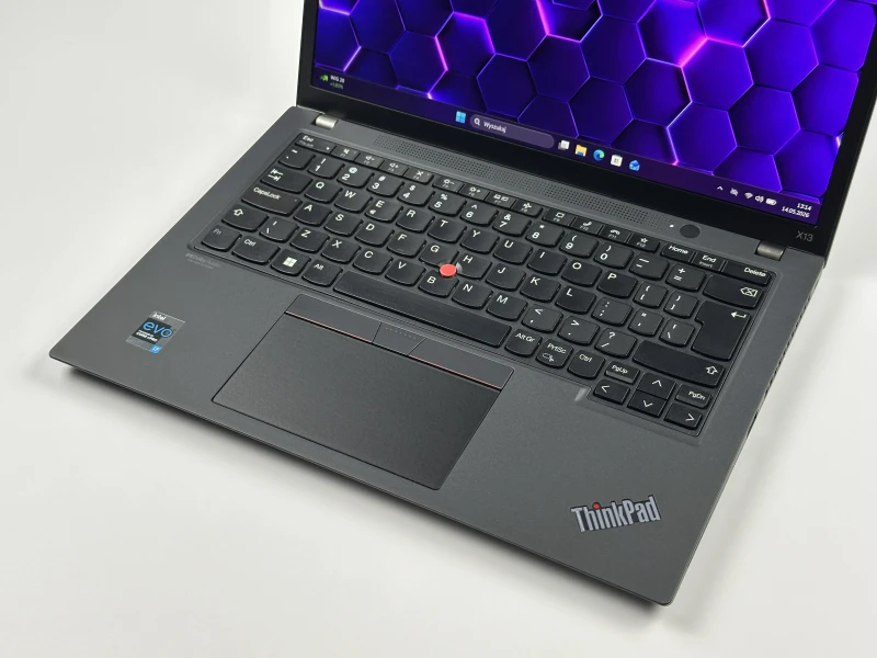 Lenovo ThinkPad X13 Gen 2 - i7-1185G7, 13.3" FHD+ dotyk. Kompaktowy laptop do pracy mobilnej, oferujący wysoką wydajność i komfort obsługi.