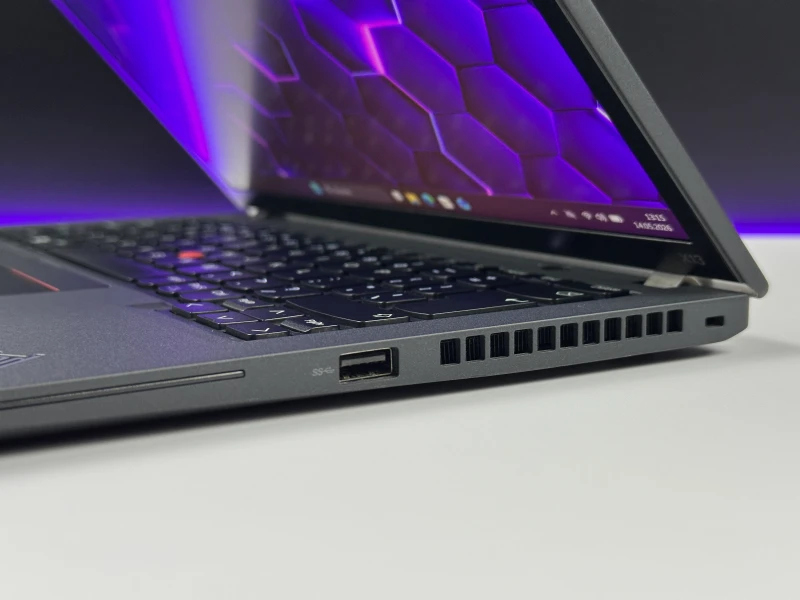 Lenovo ThinkPad X13 Gen 2 - i7-1185G7, 13.3" FHD+ dotyk. Kompaktowy laptop do pracy mobilnej, oferujący wysoką wydajność i komfort obsługi.