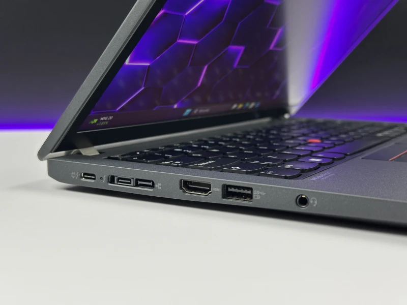 Lenovo ThinkPad X13 Gen 2 - i7-1185G7, 13.3" FHD+ dotyk. Kompaktowy laptop do pracy mobilnej, oferujący wysoką wydajność i komfort obsługi.