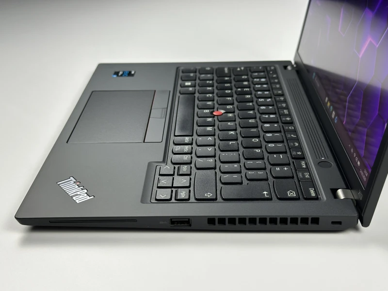 Lenovo ThinkPad X13 Gen 2 - i7-1185G7, 13.3" FHD+ dotyk. Kompaktowy laptop do pracy mobilnej, oferujący wysoką wydajność i komfort obsługi.