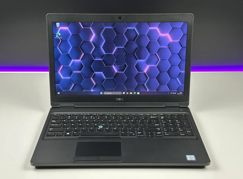 Dell Latitude 5590 - i7-8650U, ekran 15.6" FHD. Solidny laptop biznesowy z klawiaturą US, idealny do codziennej pracy biurowej i wielozadaniowości.