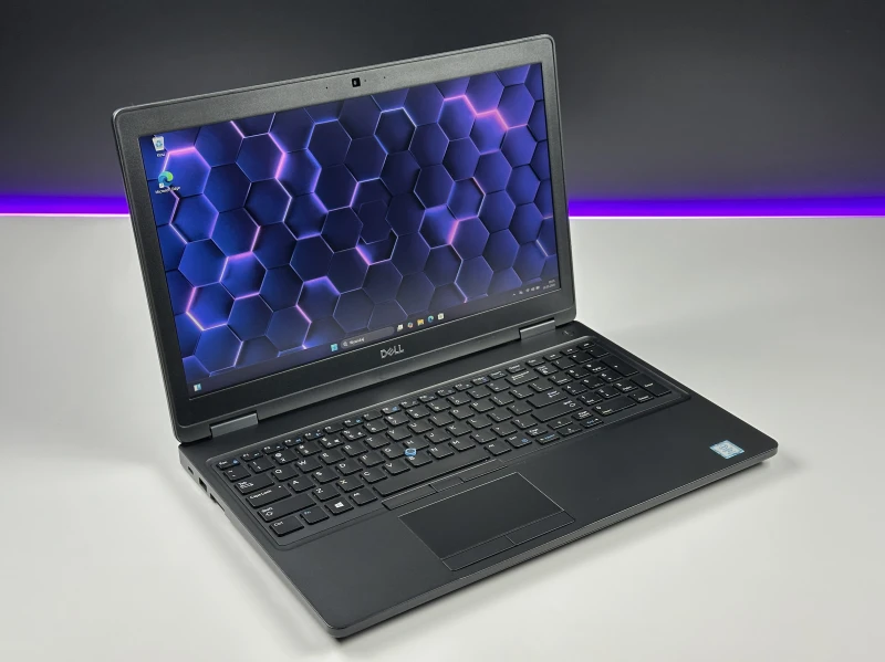 Dell Latitude 5590 - i7-8650U, ekran 15.6" FHD. Solidny laptop biznesowy z klawiaturą US, idealny do codziennej pracy biurowej i wielozadaniowości.