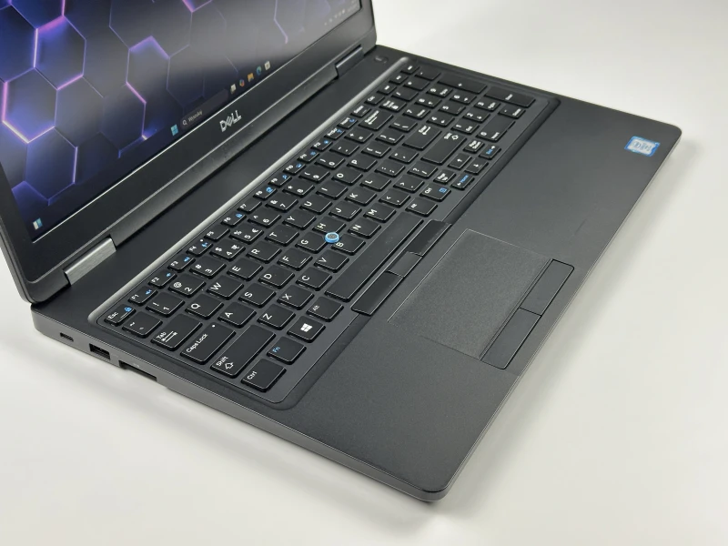 Dell Latitude 5590 - i7-8650U, ekran 15.6" FHD. Solidny laptop biznesowy z klawiaturą US, idealny do codziennej pracy biurowej i wielozadaniowości.
