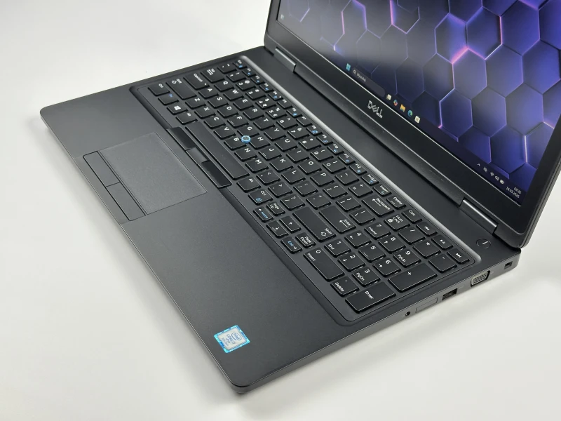 Dell Latitude 5590 - i7-8650U, ekran 15.6" FHD. Solidny laptop biznesowy z klawiaturą US, idealny do codziennej pracy biurowej i wielozadaniowości.