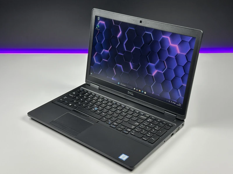 Dell Latitude 5590 - i7-8650U, ekran 15.6" FHD. Solidny laptop biznesowy z klawiaturą US, idealny do codziennej pracy biurowej i wielozadaniowości.